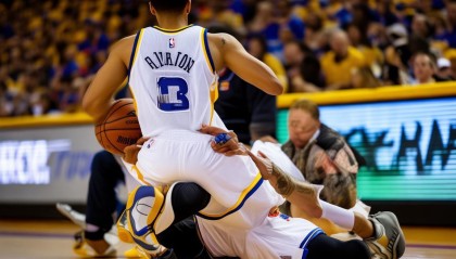 密尔沃基雄鹿队阵容重组：利文斯顿回归与扬尼斯新角色解析